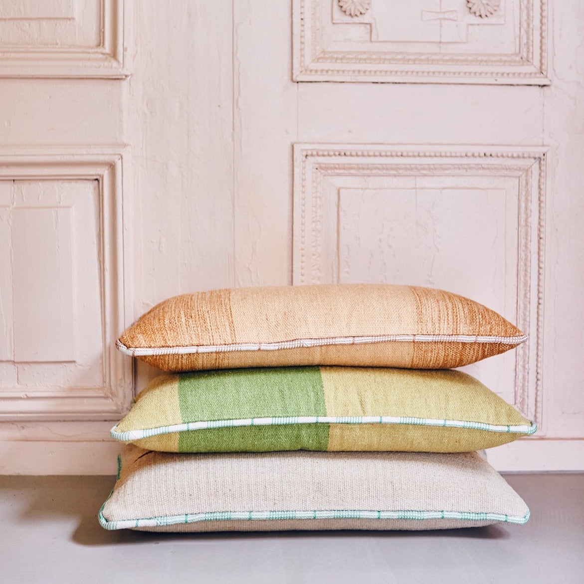 Hand woven wool lumbar pillow - Green - Image 7