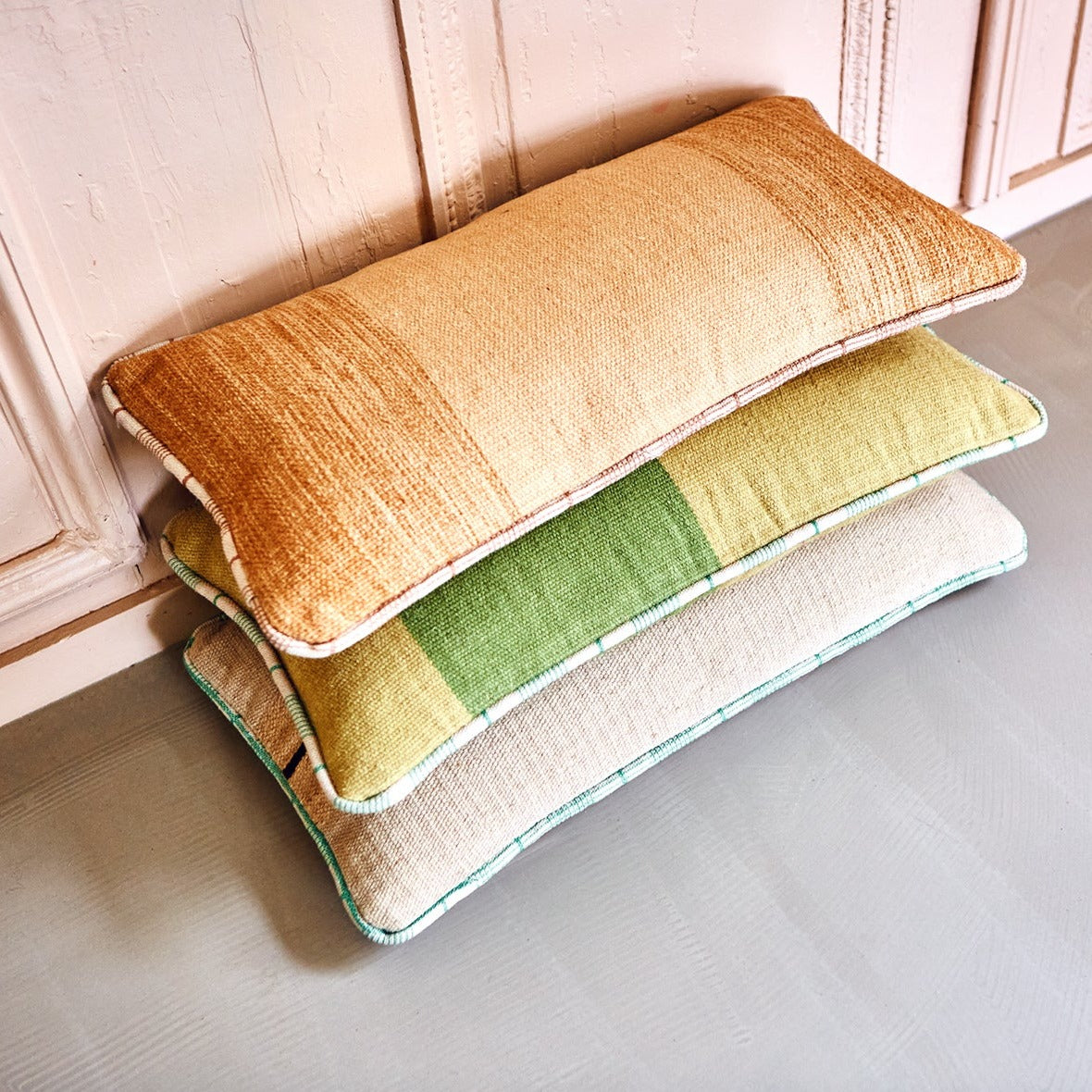 Hand woven wool lumbar pillow - Green - Image 9